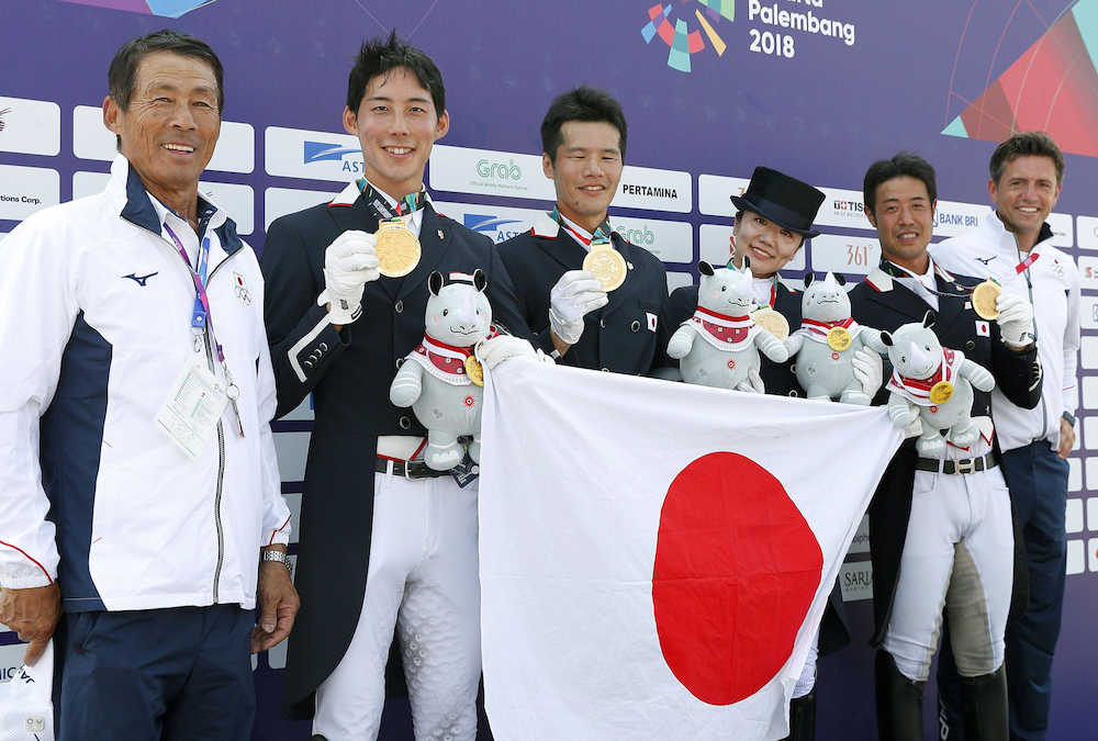 金メダルを手に笑顔の（左から）照井慎一監督、照井駿介、佐渡一毅、黒木茜、高橋正直ら