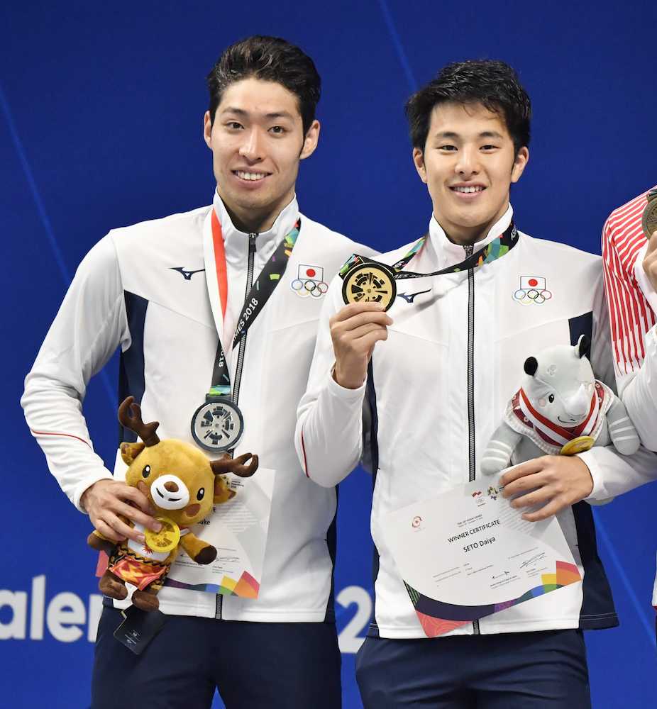 男子４００メートル個人メドレーで優勝し、笑顔でメダルを手にする瀬戸大也。左は２位の萩野公介