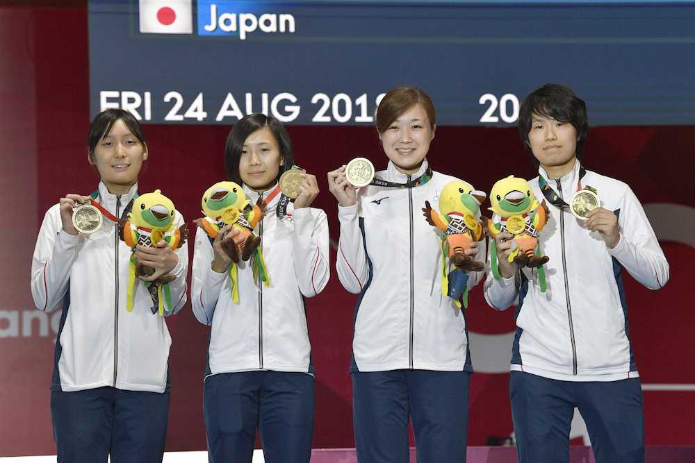 アジア大会フェンシング女子エペ団体で銅メダルを獲得した（左から）古俣、馬場、山田、大石