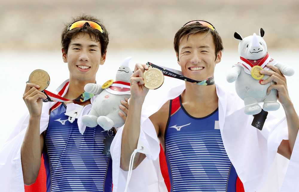 アジア大会ボート男子軽量級ダブルスカルで優勝し、金メダルを手にする宮浦（右）、武田組