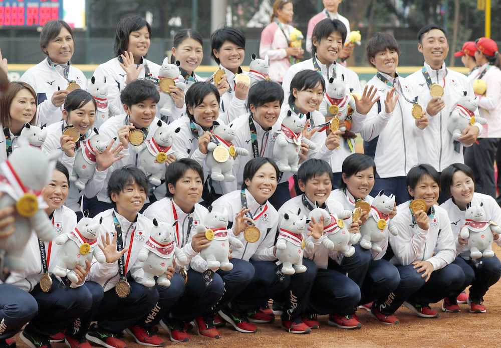 アジア大会ソフトボールで５連覇、表彰式を終え金メダルを手にして記念撮影する日本チーム