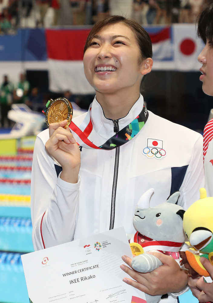 アジア大会競泳女子５０メートル自由形決勝、金メダルを手に笑顔の池江（撮影・小海途　良幹）