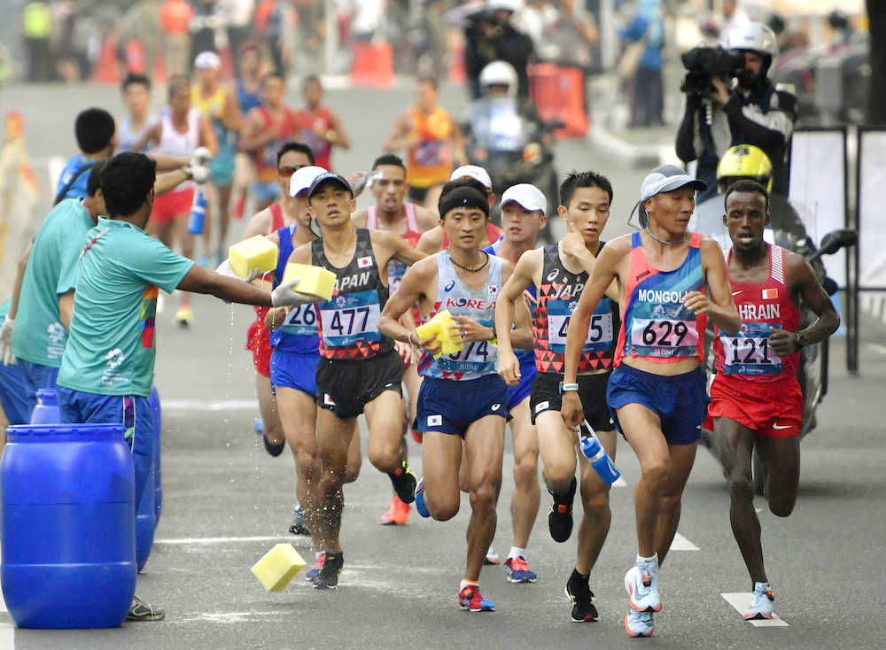 　男子マラソン　レース中盤で水分補給のポイントを通過する園田隼（４７７）と井上大仁（右から３人目）＝ジャカルタ（共同）