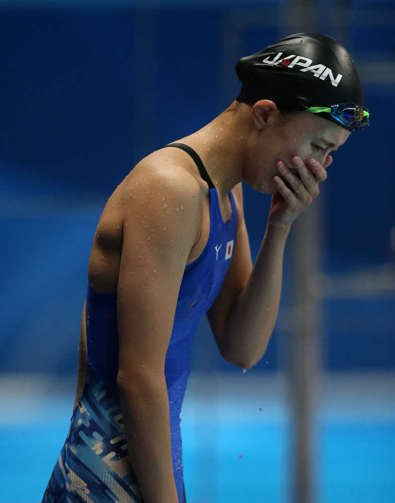 アジア大会競泳女子２００メートル個人メドレー決勝、銀メダルに終わり号泣する大橋（撮影・小海途　良幹）