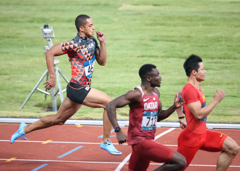アジア大会陸上男子１００メートル　準決勝で敗退したケンブリッジ飛鳥（左）＝撮影・小海途　良幹