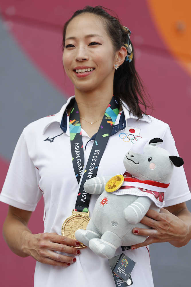 ジャカルタ・アジア大会、スポーツクライミング複合女子で金メダルを獲得した野口啓代（ＡＰ）