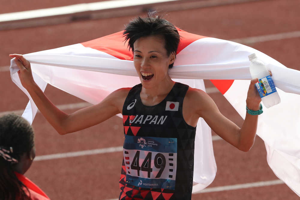 ＜アジア大会陸上＞女子マラソン、銀メダルを獲得し笑顔の野上恵子（撮影・小海途　良幹）