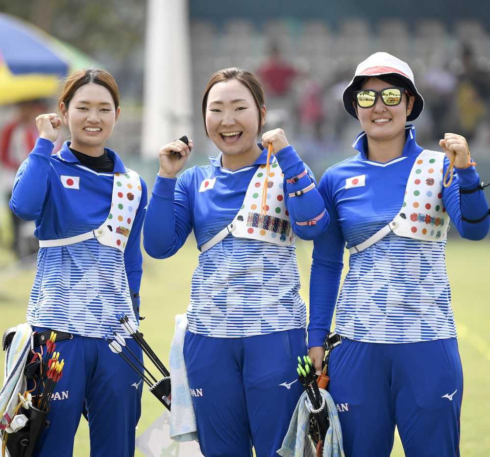 女子リカーブ団体３位決定戦で中国に勝利し、ポーズをとる（左から）川中、加藤、杉本
