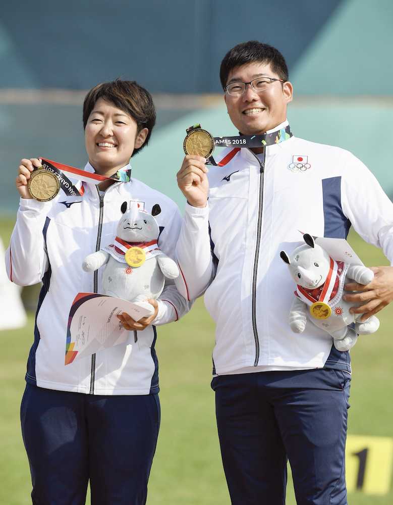 混合リカーブで金メダルを獲得した杉本（左）と古川（共同）
