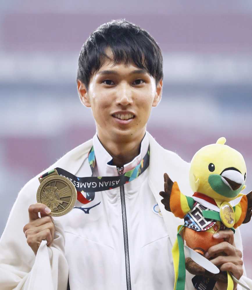 アジア大会男子走り高跳びで銅メダルを獲得し、表彰式で笑顔の戸辺直人