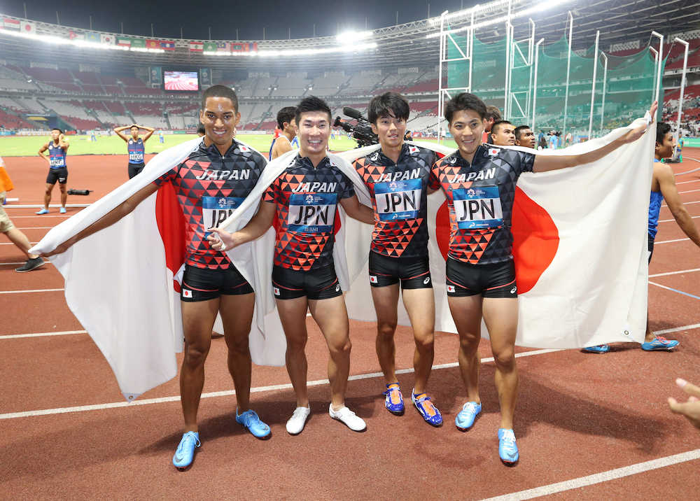 男子４×１００メートルリレーで金メダルを獲得した（左から）ケンブリッジ飛鳥、桐生祥秀、多田修平、山県亮太（撮影・木村　揚輔）