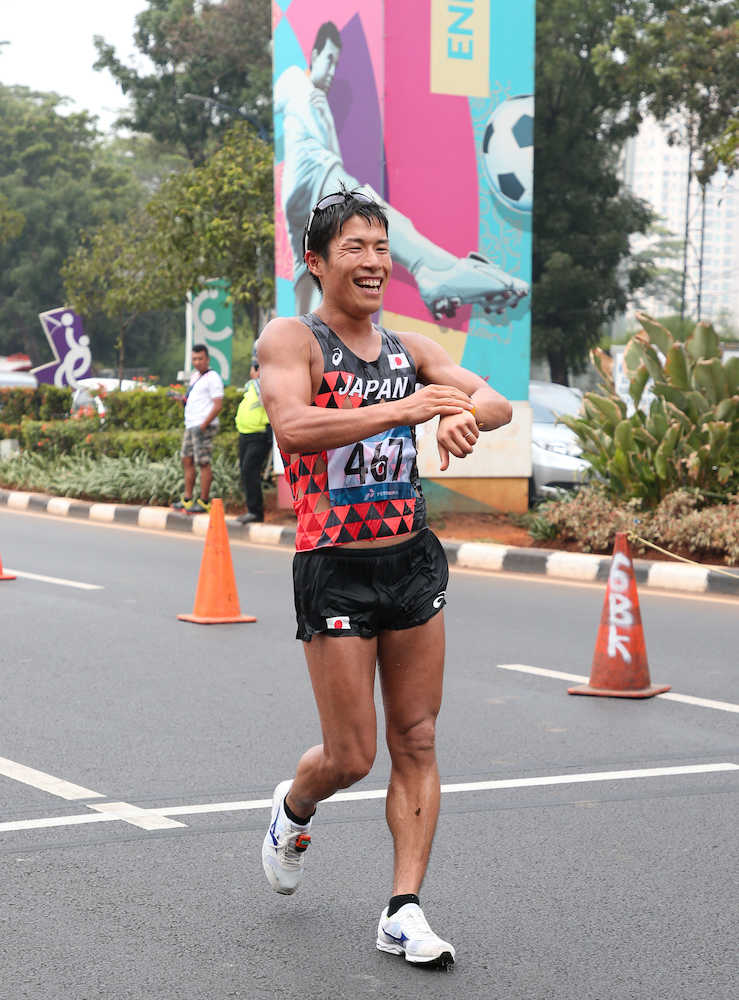 ＜アジア大会陸上＞男子５０キロ競歩、笑顔でゴールする勝木隼人（撮影・小海途　良幹）