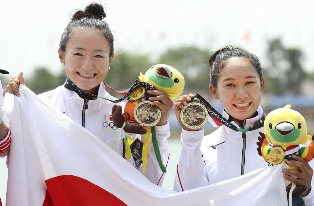 女子スプリント・カヤックペア５００メートルで銅メダルを獲得した小野（左）、多田羅組