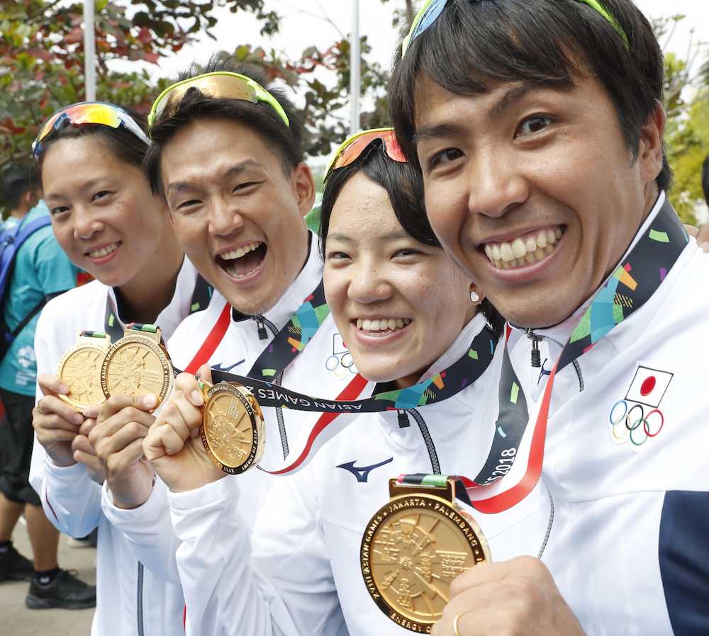 アジア大会トライアスロンの混合リレーで金メダルを獲得した（右から）細田雄一、高橋侑子、古谷純平、佐藤優香