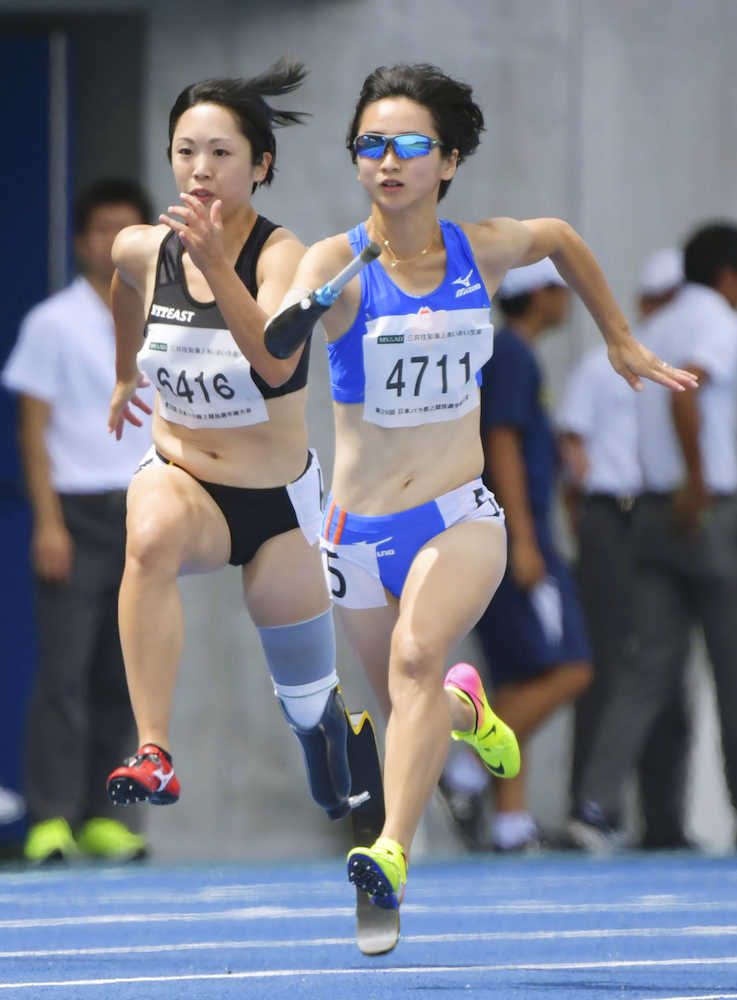＜日本パラ陸上最終日＞女子１００メートルで優勝した重本沙絵（右）