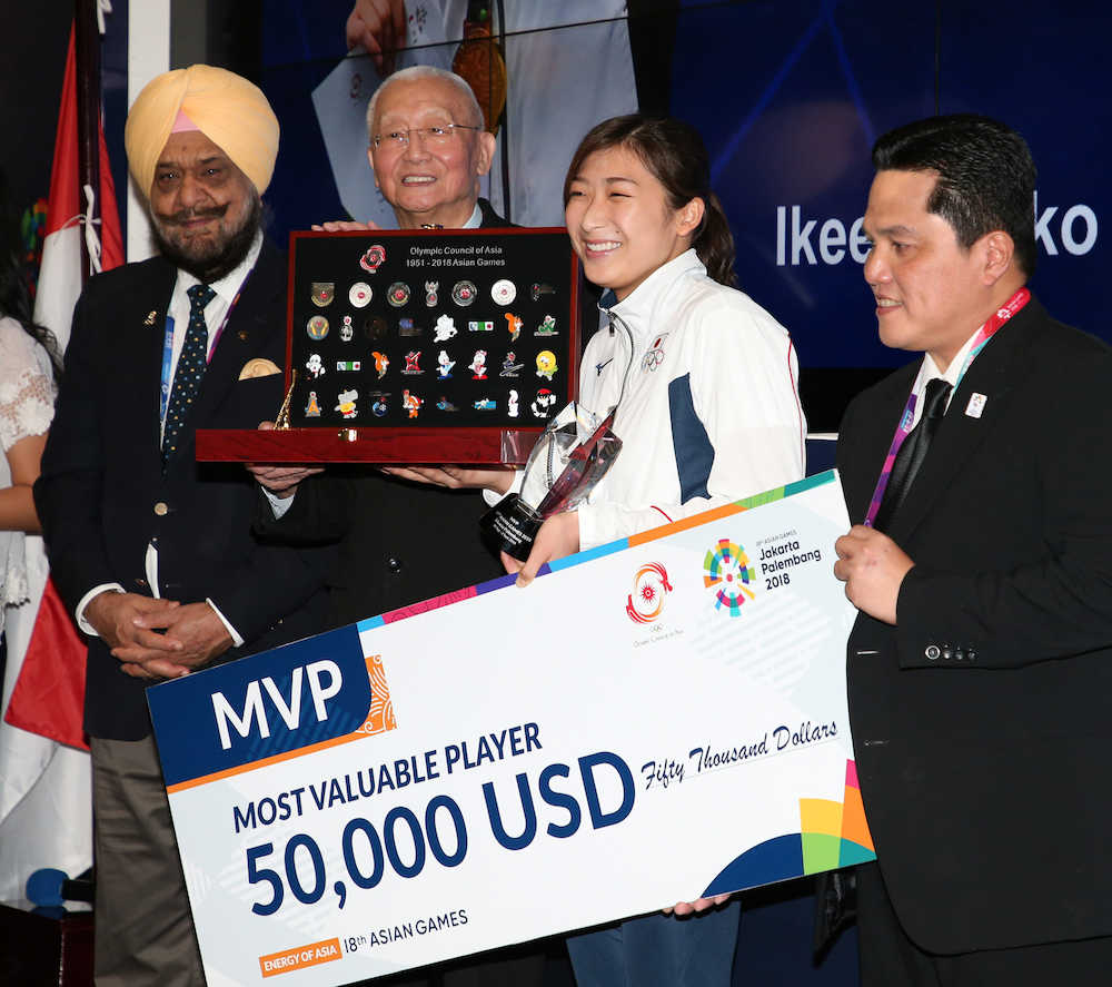 ＜アジア大会ＭＶＰ授賞式＞ＭＶＰを獲得した池江璃花子（右から２人目）は賞金とアジア大会のピンバッジコレクションを受け取り笑顔（撮影・小海途　良幹）