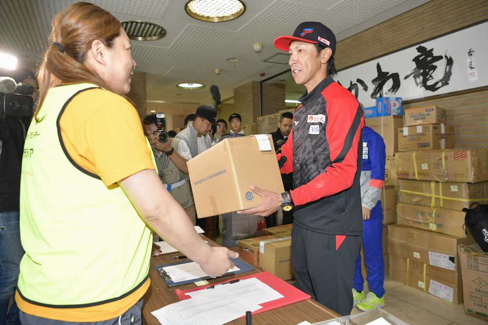 北海道むかわ町役場のボランティア関係者に支援物資を渡す葛西