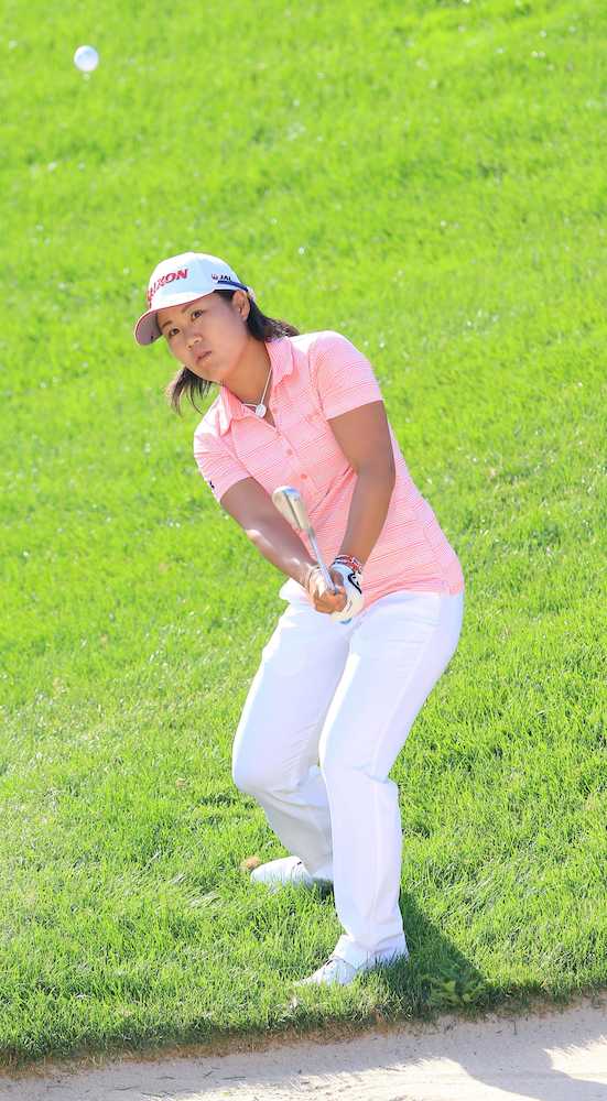 エビアン女子ゴルフ第１ラウンド、１８番でショットを放つ畑岡奈紗