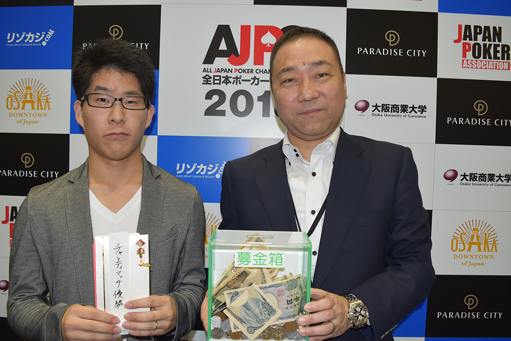 優勝賞金を義援金として寄付した囲碁棋士の伊田篤史八段（左）右はＡＪＰＣ佐々木代表