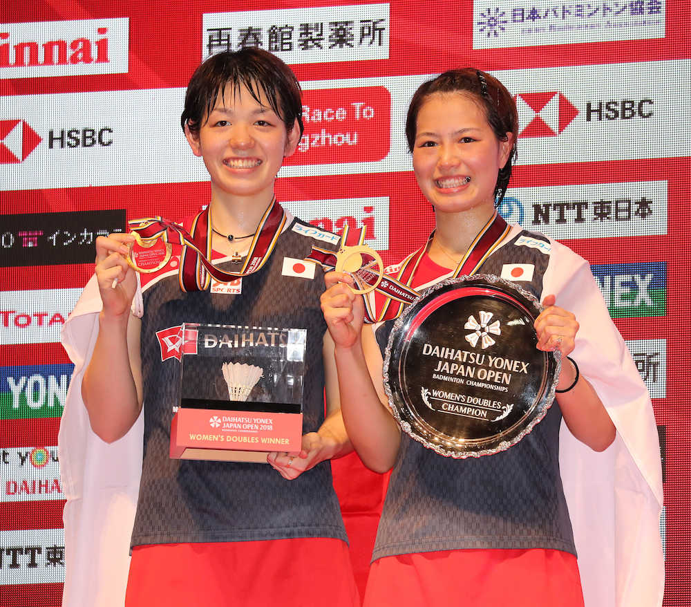 ジャパンオープン・女子ダブルス決勝、優勝し、笑顔の福島（右）と広田（撮影・吉田　剛）