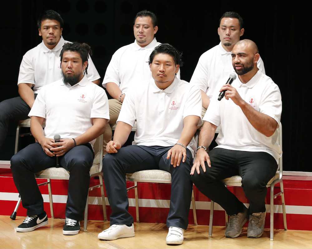 ラグビーＷ杯日本大会に向けたイベントに出席した、リーチ・マイケル（前列右）ら日本代表選手