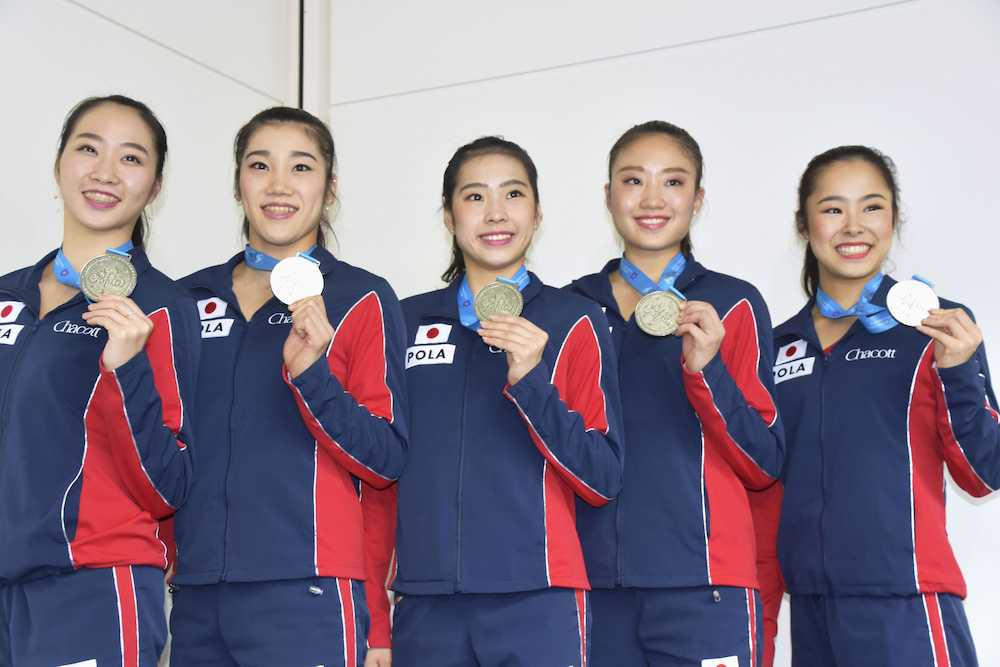 新体操の世界選手権から帰国し、団体種目別フープで獲得した銀メダルを手にする（左から）杉本、松原、横田、熨斗谷、鈴木