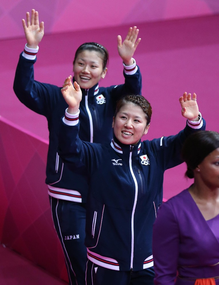 ロンドン五輪で、日本初のメダルとなる銀メダルを獲得した藤井瑞希（手前）と垣岩令佳。スタンドの応援団に手を振る