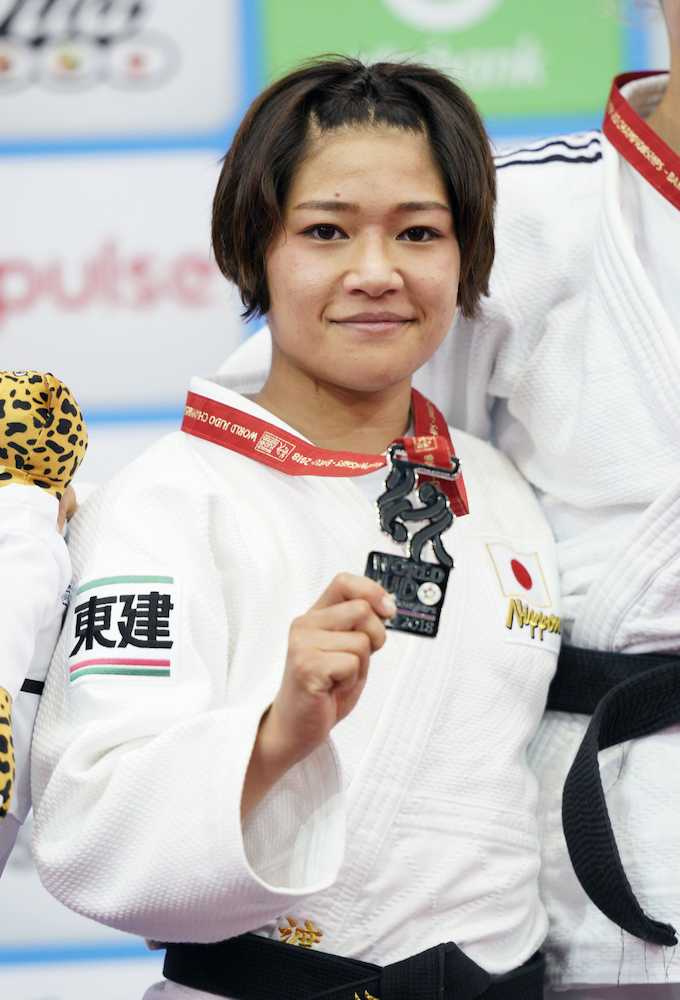 柔道世界選手権の女子４８キロ級で獲得した銀メダルを手に笑顔の渡名喜
