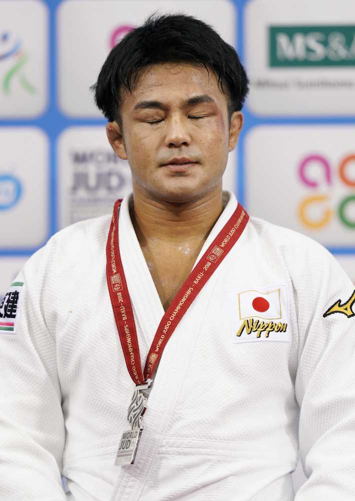 柔道世界選手権男子７３キロ級の表彰式で、銀メダルを胸にさえない表情の橋本