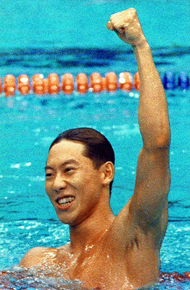 ソウル五輪の男子１００メートル背泳ぎで優勝した鈴木大地