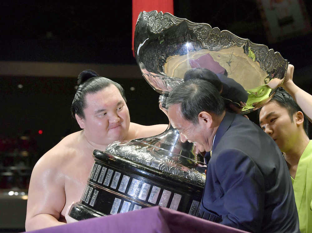 大相撲秋場所で５場所ぶり４１度目の優勝を果たし、菅官房長官（右）から内閣総理大臣杯を受け取る横綱白鵬