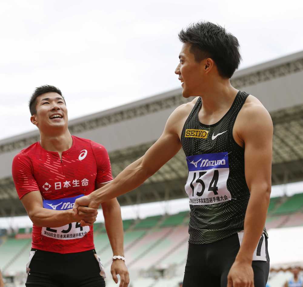 全日本実業団陸上最終日　男子１００メートル決勝のレースを終え、健闘をたたえ合う山県（右）と桐生