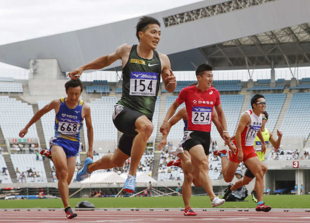 全日本実業団陸上最終日　男子１００メートル決勝、１０秒０１で３連覇を果たした山県（手前）。右隣は２位の桐生