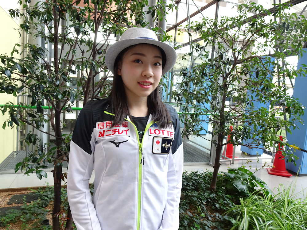 フィギュアスケート女子のシニアデビュー戦を勝利で飾った紀平梨花は関西空港で取材に応じた