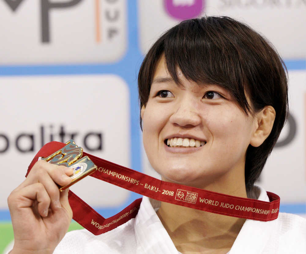 女子７０キロ級で２連覇を果たし、金メダルを手に笑顔の新井千鶴＝バクー（共同）