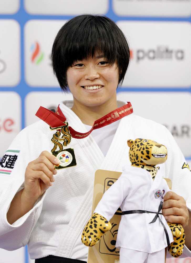 柔道世界選手権第６日　女子７８キロ級で初優勝し、金メダルを手に笑顔の浜田