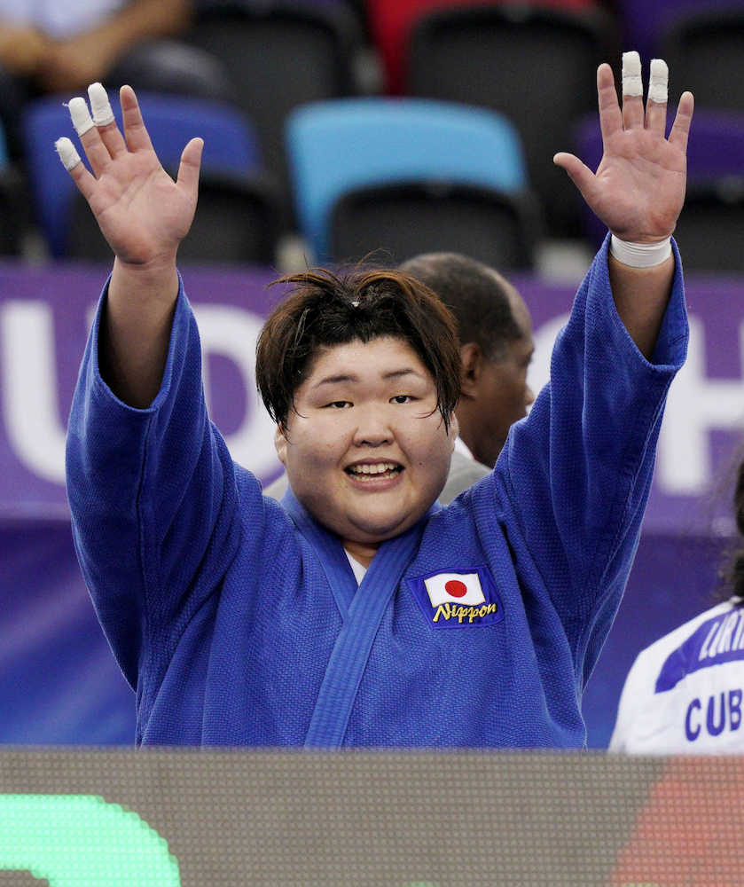 柔道世界選手権第７日　女子７８キロ超級決勝で初優勝を決め、歓声に応える朝比奈