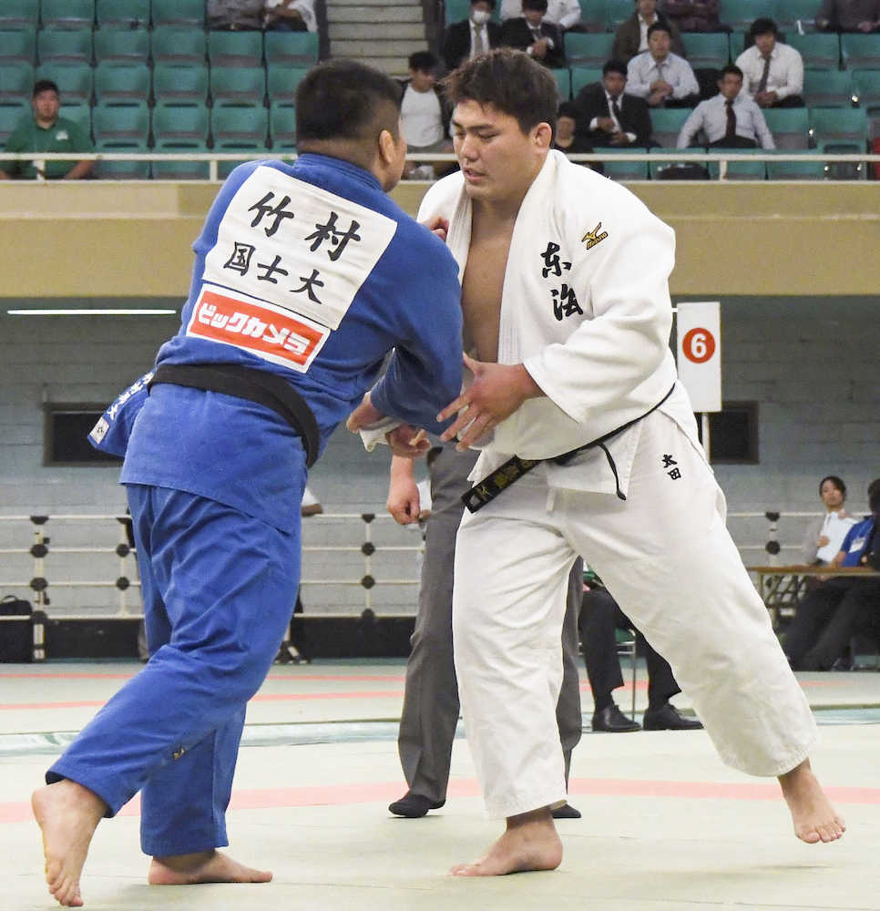 全日本学生体重別柔道男子１００キロ超級決勝で対戦する太田（右）。初優勝を果たした