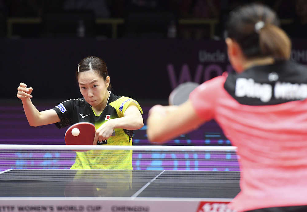 卓球女子Ｗ杯シングルス準決勝で中国の丁寧（手前）と対戦する石川