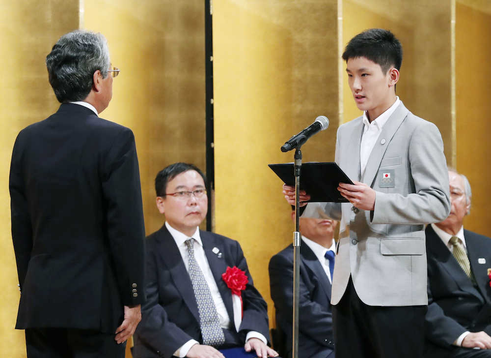 ユース五輪の日本選手団結団式で、決意表明する張本主将（右）