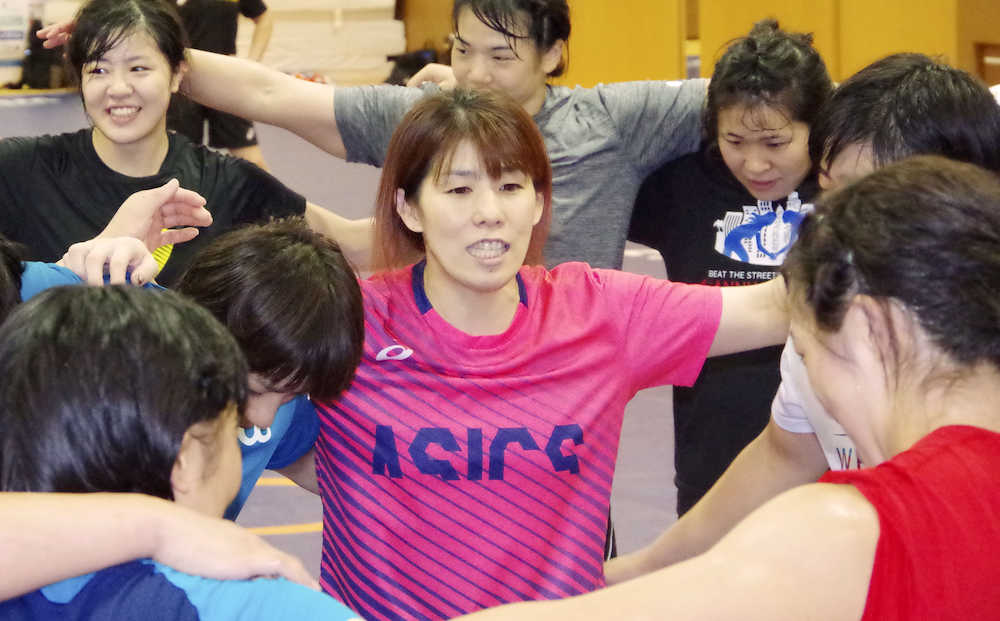 レスリング女子日本代表が練習を公開し、声を掛ける吉田（中央）