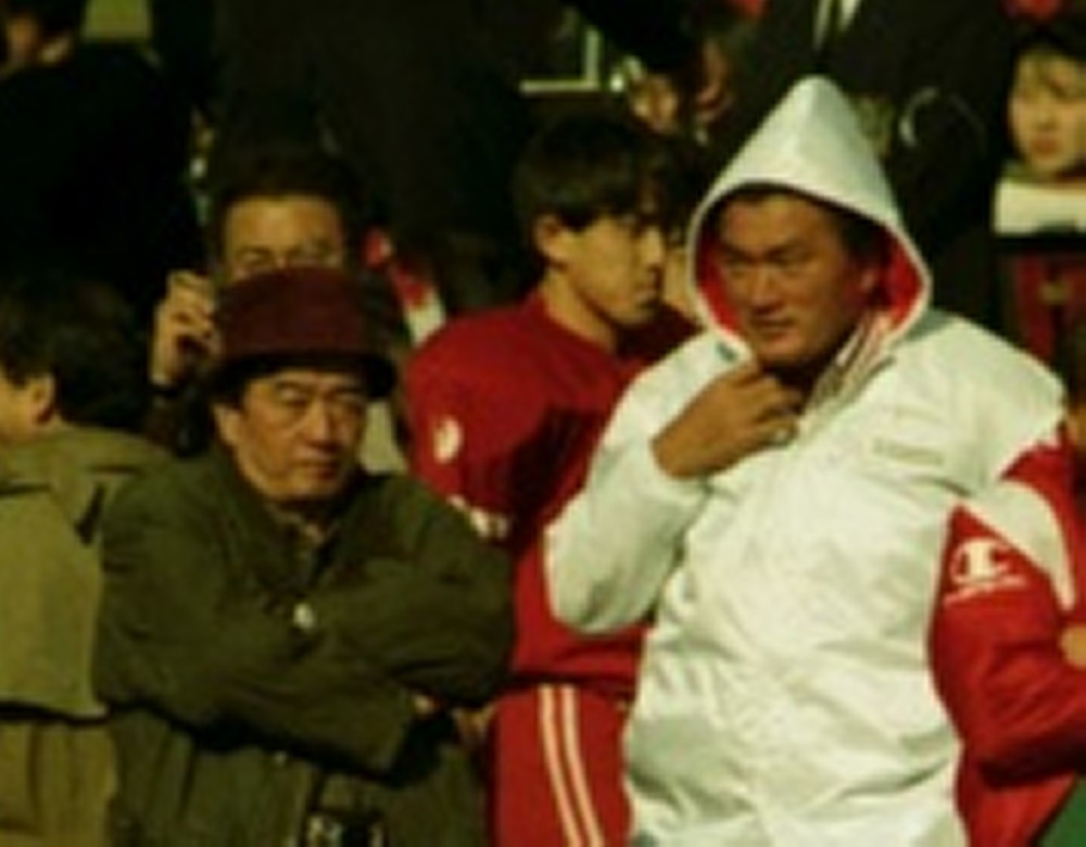９０年、日大の篠竹監督（左）と試合を見つめる輪島