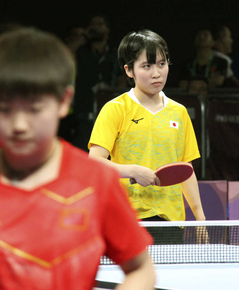 卓球女子シングルス決勝で中国選手（左手前）に敗れ銀メダルの平野美宇（共同）
