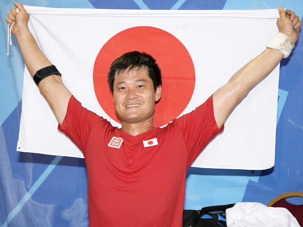 アジアパラ車いすテニス男子シングルスで優勝し笑顔の国枝