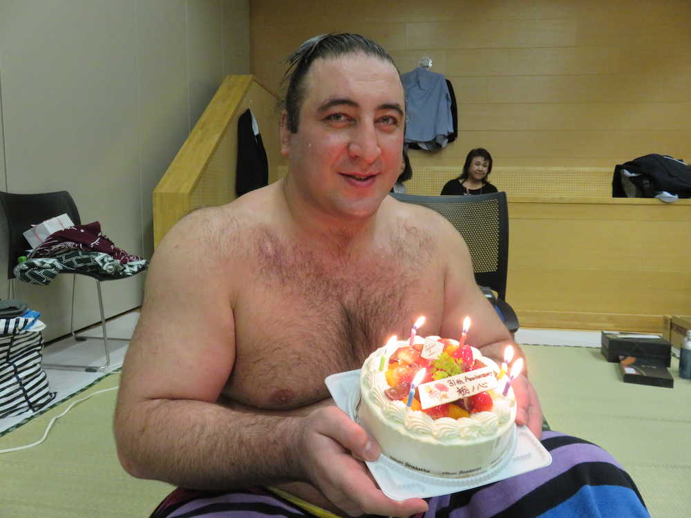 ３１歳になった栃ノ心は誕生日ケーキに笑顔を見せる