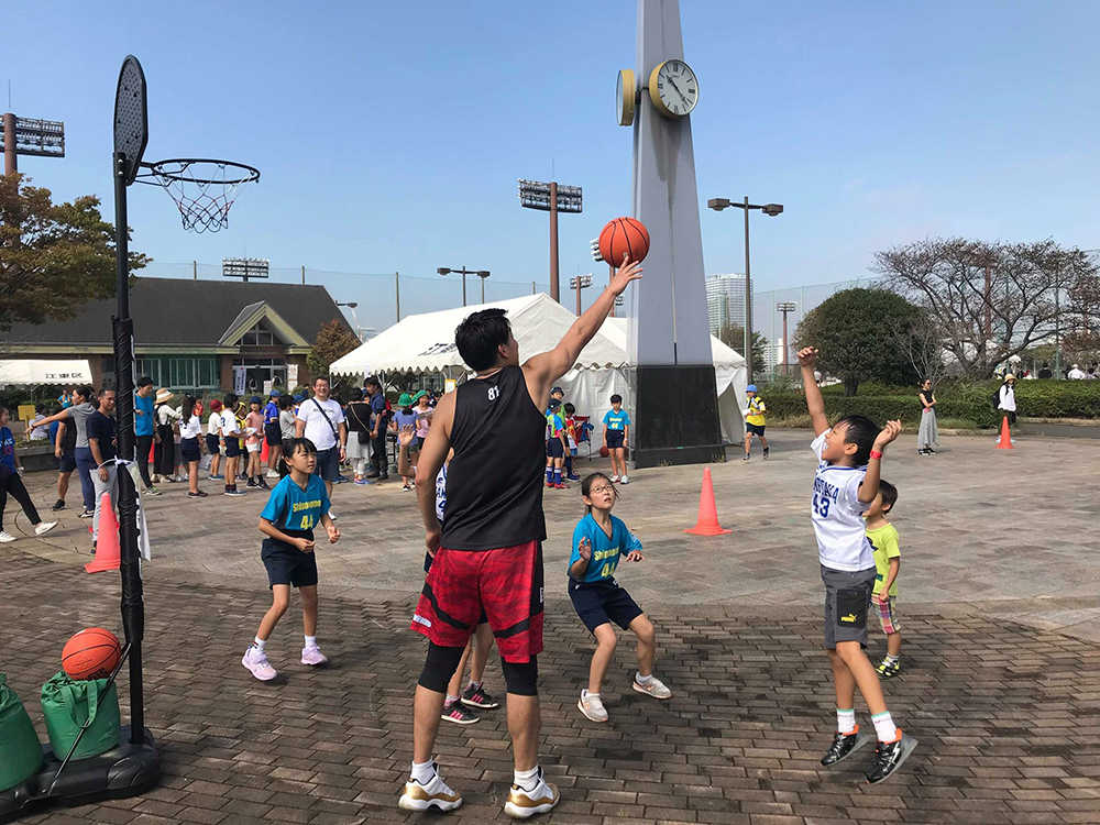 江東フェニックスの選手たちとバスケットボールを体験する子供たち