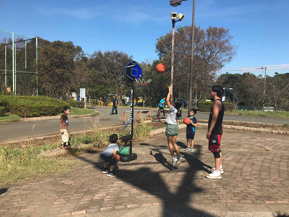 江東フェニックスの選手たちとバスケットボールを体験する子供たち