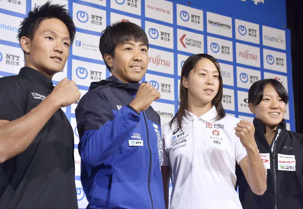 日本選手権の記者会見でポーズをとるトライアスロンの（左から）古谷、細田、佐藤、高橋