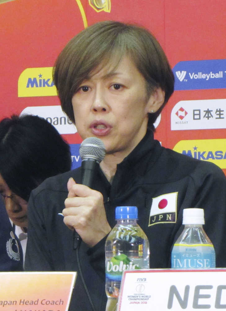 バレーボール女子世界選手権３次リーグを前に、記者会見する日本の中田監督