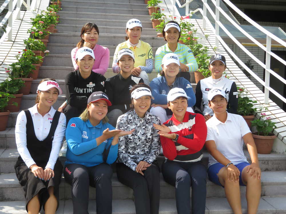 この大会で引退する姜秀衍（前列中央）と記念写真に納まる韓国人選手　　　　　　　　　　　　　　　　　　　　　